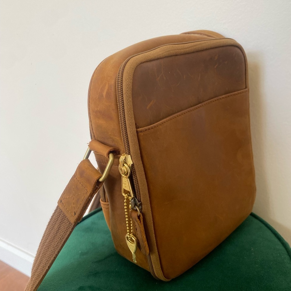 DISTRESSED UNISEX LEATHER CROSSBODY BAG BY ROMA LEATHERS - Picture 5 of 8